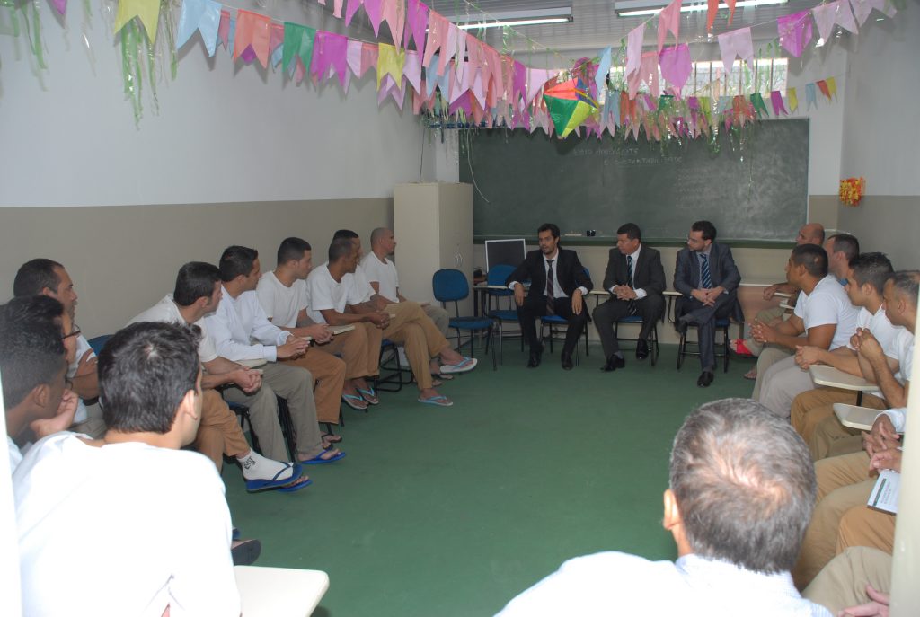 Encontro, que contou com a participação dos juízes Tiago Papaterra Limongi e Roberto Corciolli, realizado no Centro de Detenção Provisória Pinheiros III (2015).