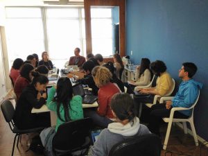 Aula do curso realizada na sede do IDDD com a presença da defensora pública Juliana Belloque