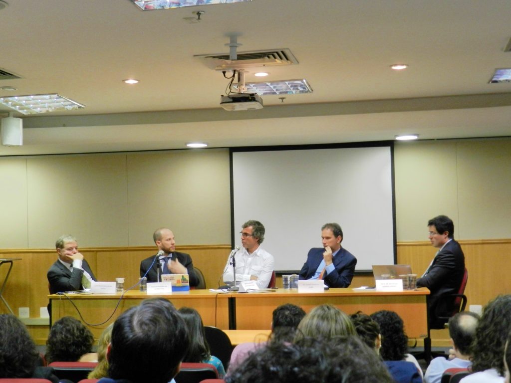 Da esquerda para a direita: Luís Francisco Carvalho Filho (IDDD), Flavio Siqueira Jr.(Conectas), Bruno Paes Manso (Ponte Jornalismo), André Augusto (AJD) e Maurício Zanóide (FDUSP)